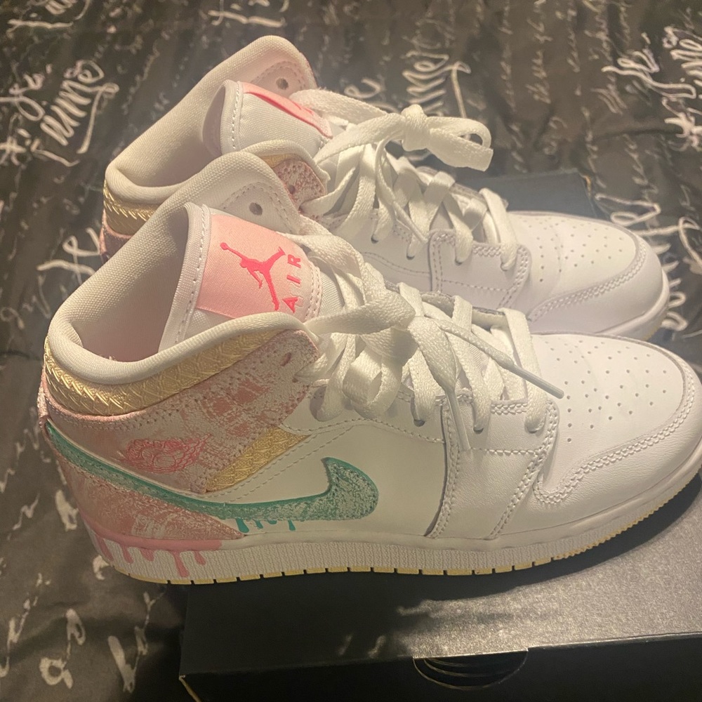 Jordan 1 mids